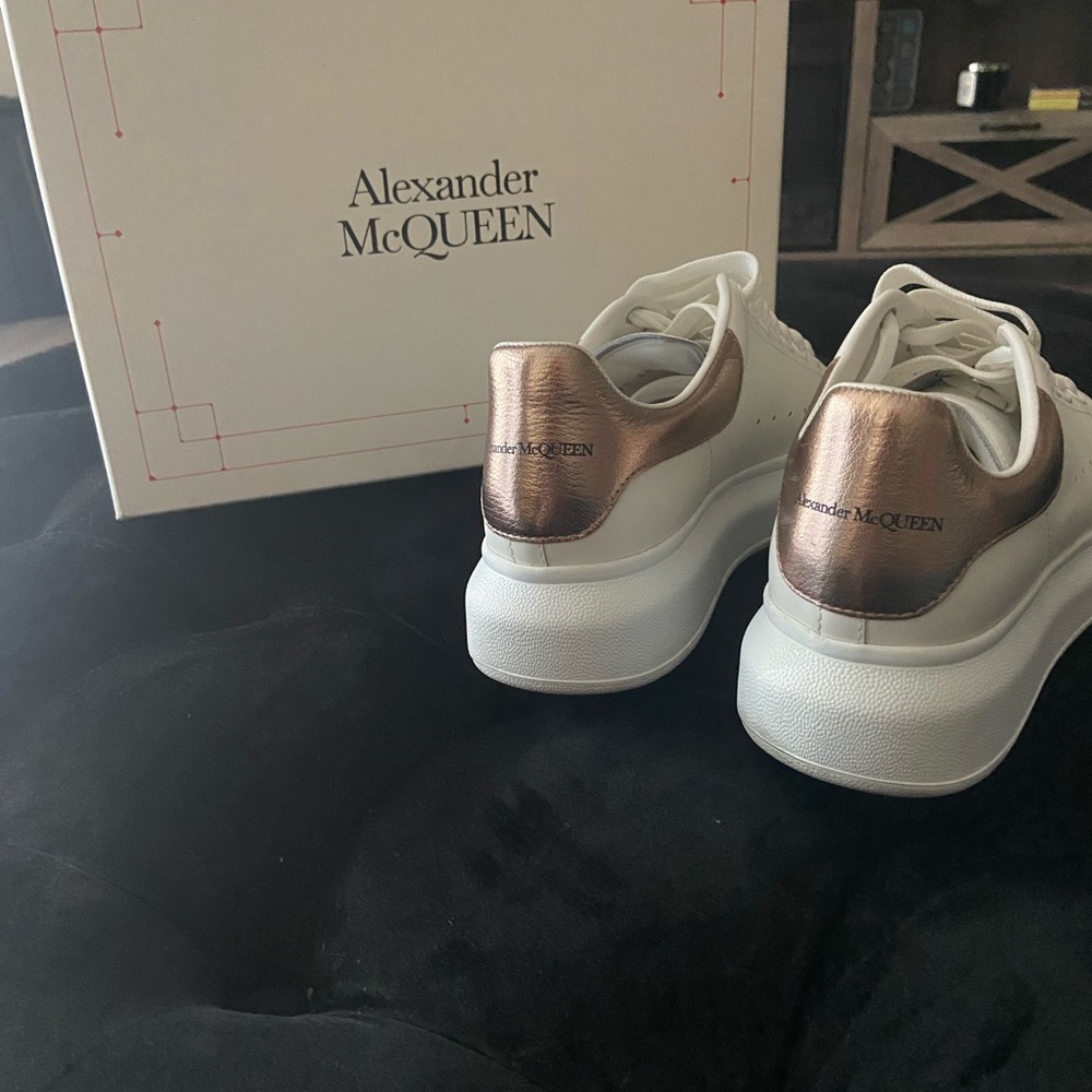 Alexander McQueen Oversized Sneakers 
38.5 US-WHITE&ROSE GOLD